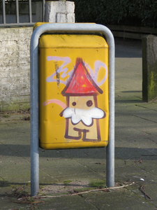 829351 Afbeelding van een afvalbak aan de Reinder Blijstralaan te Utrecht, met graffiti van een Utrechtse kabouter (KBTR).